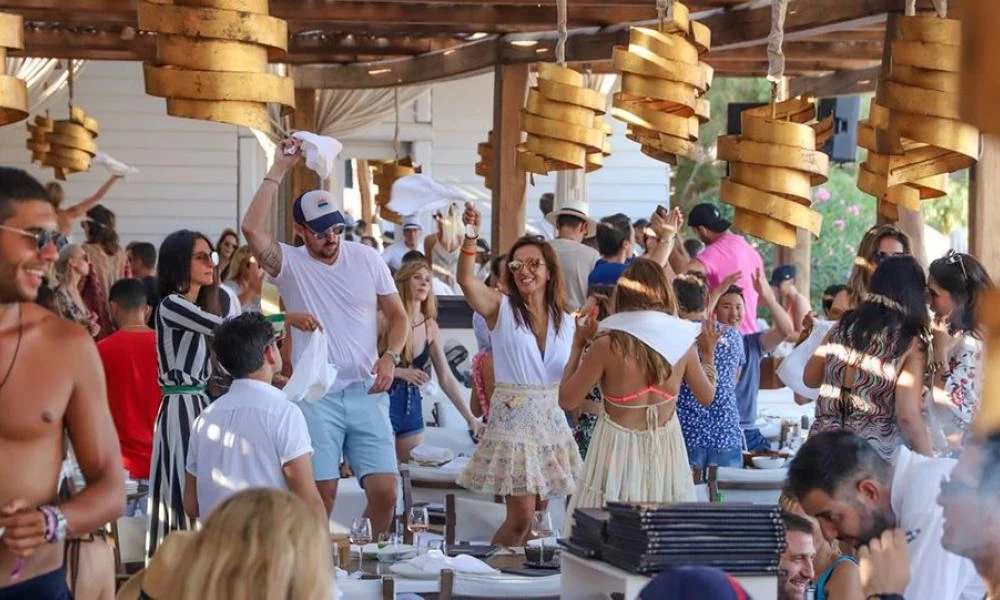 Αναθεωρείται το σφιχτό λοκντάουν στη Μύκονο- Άρση περιορισμών σε κυκλοφορία και μουσική